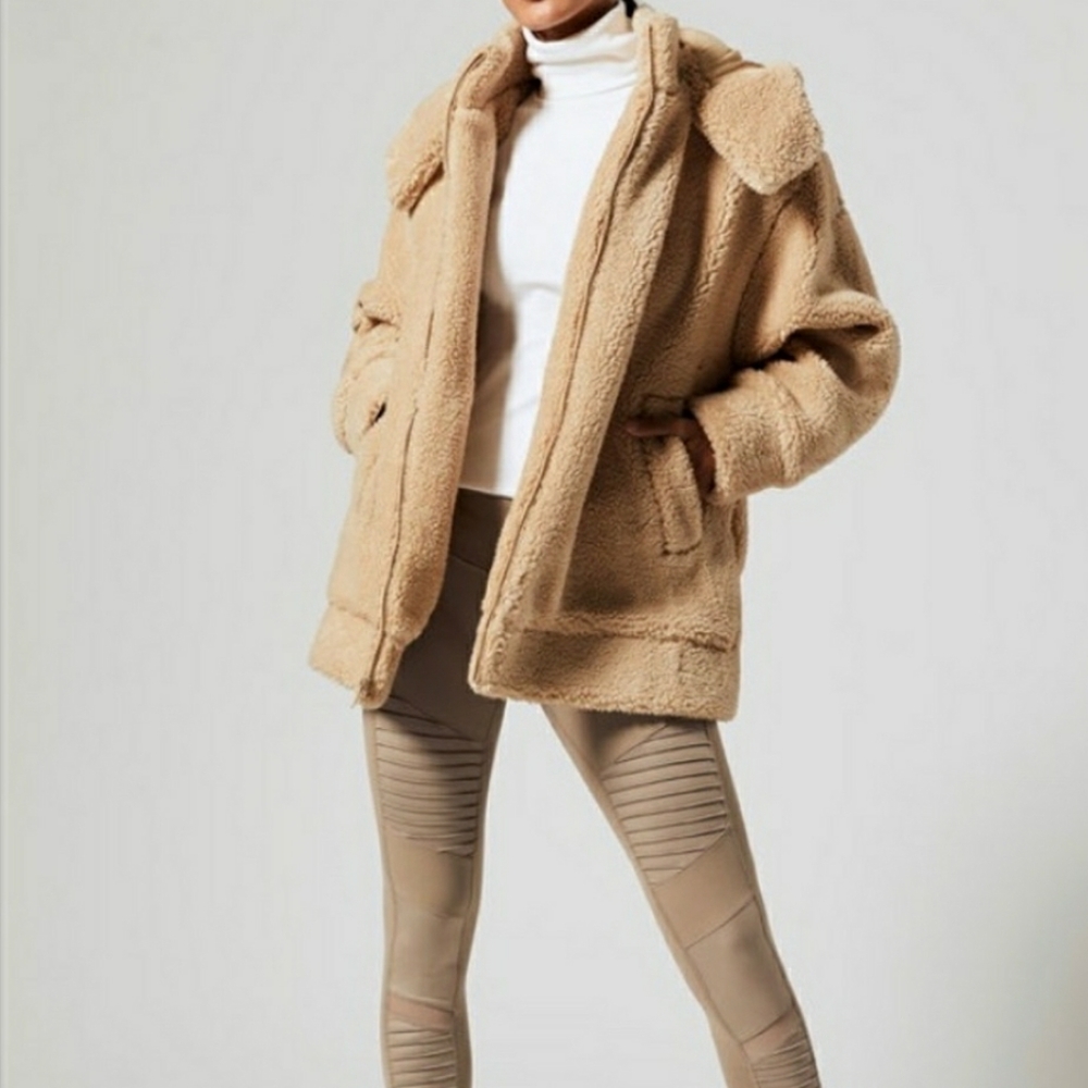Alo yoga norte jacket in L. As is missing hood.